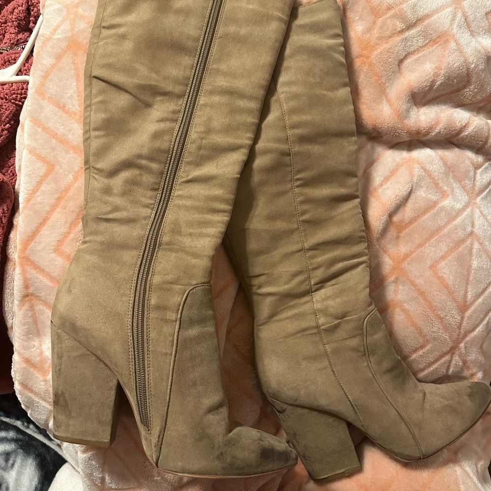 Heeled nude boots